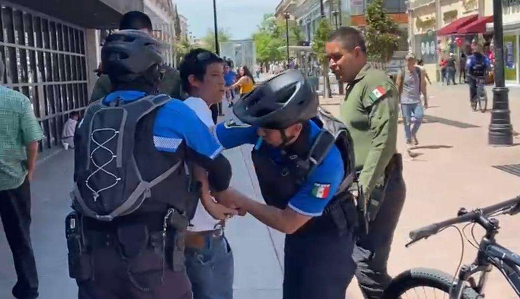 Detienen Agentes Beta a presunto maleante en pleno centro | La Opción ...