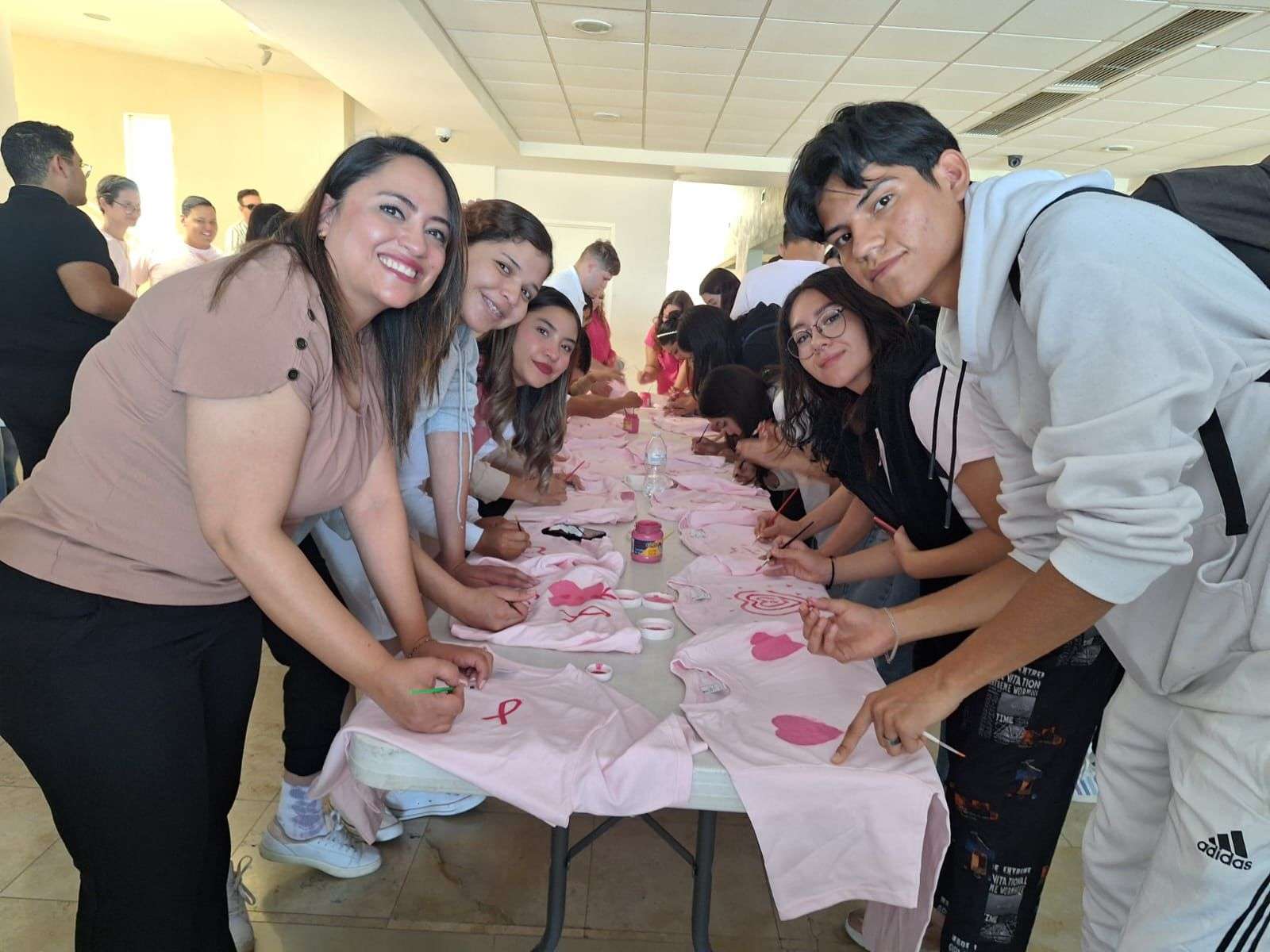 Concientizan sobre cáncer de mama con moño rosa humano | La Opción de ...