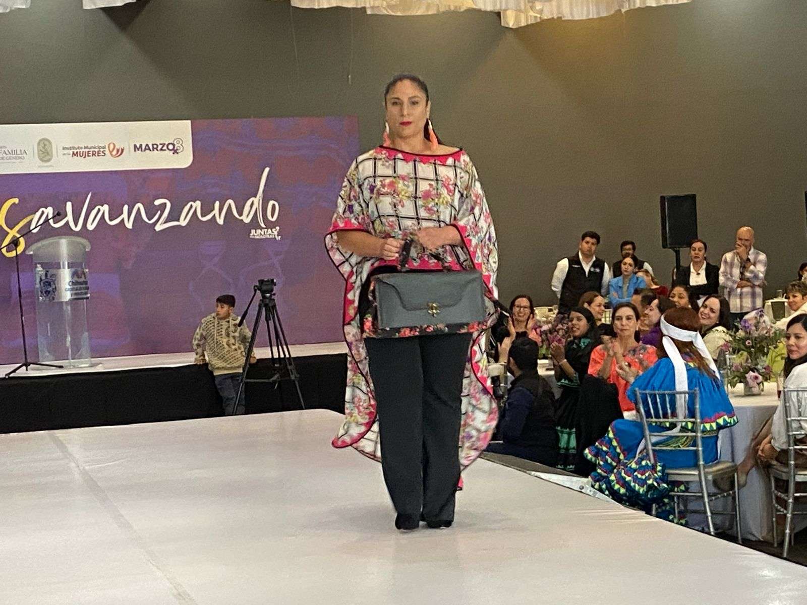 Modelan prendas de artesanas rarámuris en original pasarela | La Opción ...