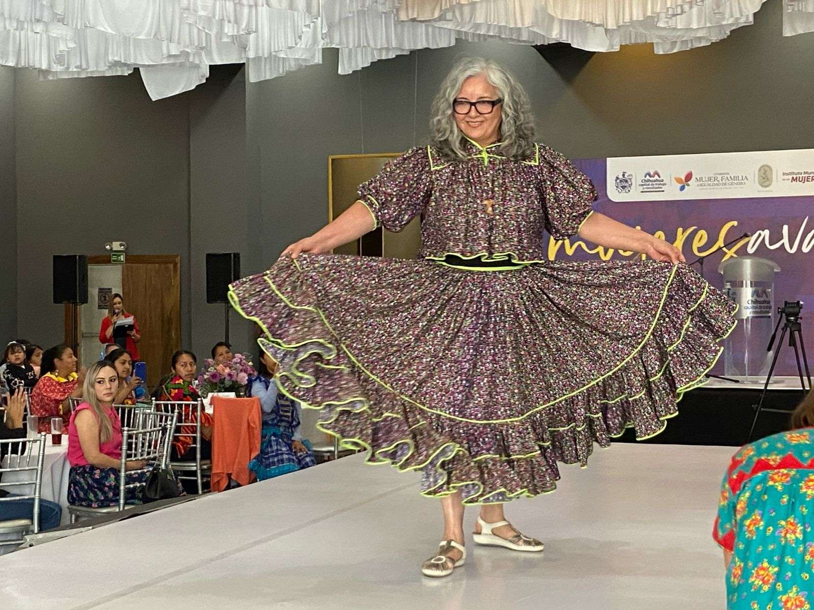 Modelan prendas de artesanas rarámuris en original pasarela | La Opción ...