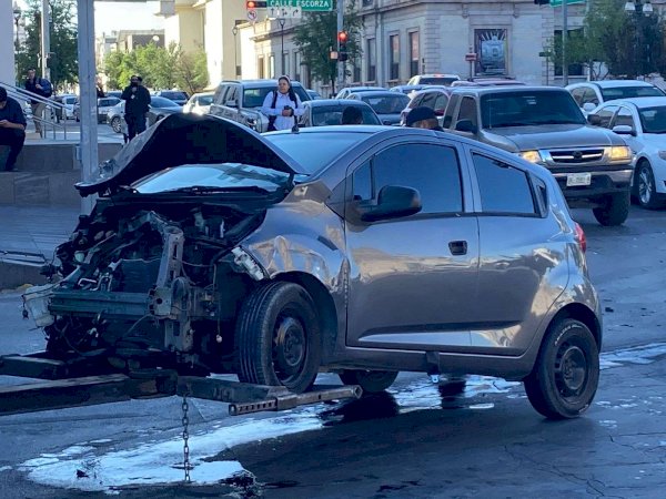 Provoca choque en el centro por pasarse en rojo | La Opción de Chihuahua