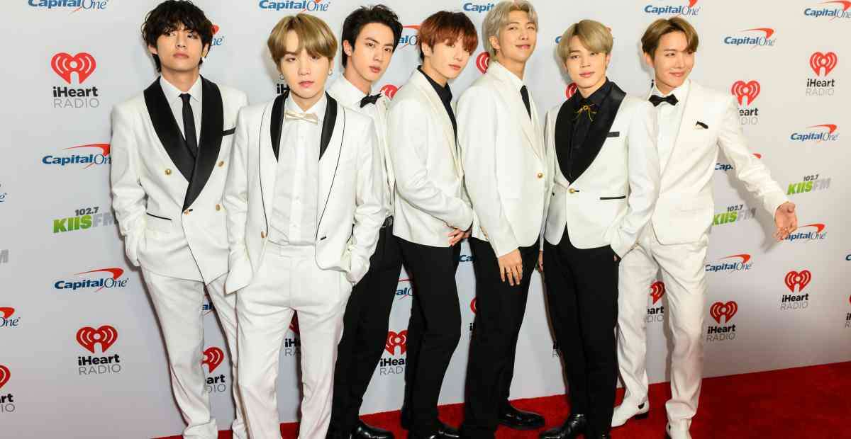 Finaliza Jin de BTS el servicio militar y lo celebra con su banda