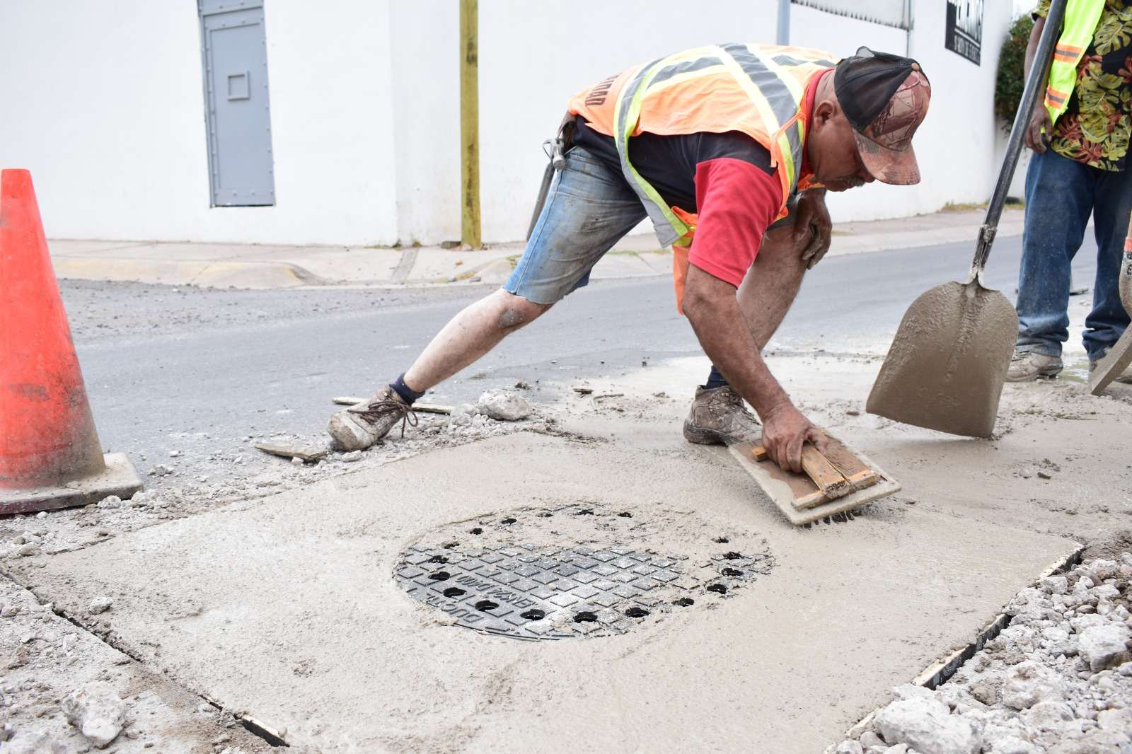 Atienden nivelación de alcantarillas en calles y avenidas
