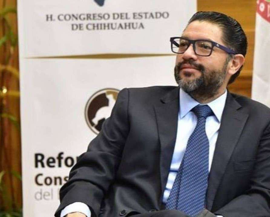 Presenta renuncia Everardo Rojas a Asuntos Legislativos