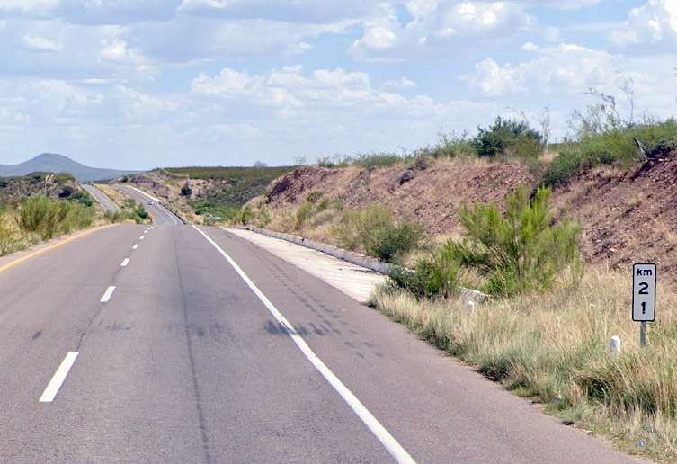 A punta de fusil le quitan su troca en la vía corta a Parral