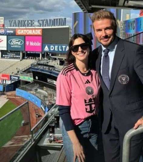 Anne Hathaway se pone la camiseta del Inter Miami de Messi

