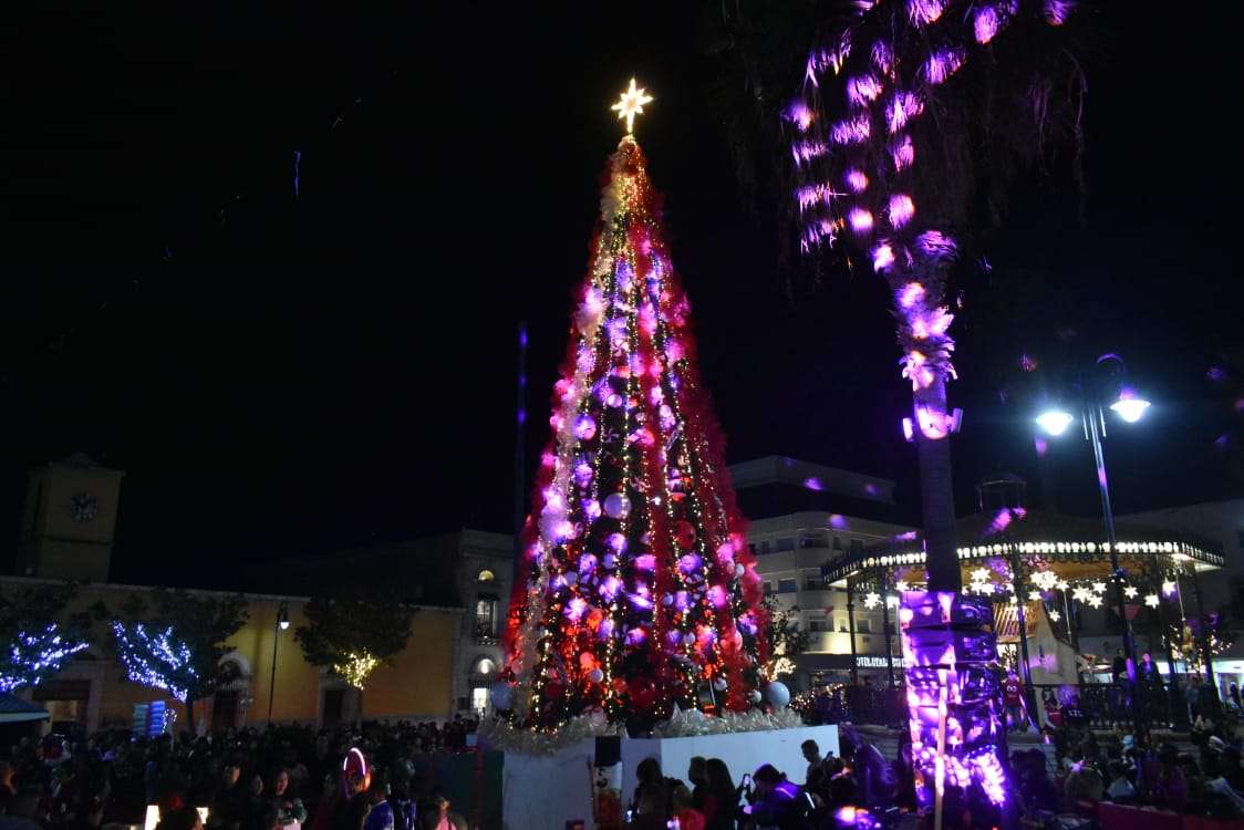 Ilumina Parral su plaza principal con encendido del árbol navideño