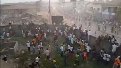 Video: Provoca penal muerte de 56 personas en estadio de futbol