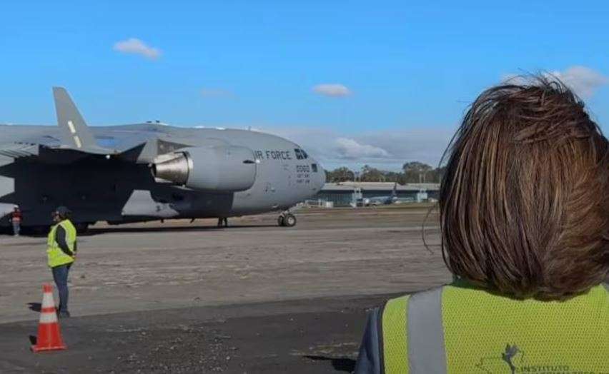 Prohíbe México que vuelo de Fuerza Aérea de EU con deportados use su espacio aéreo
