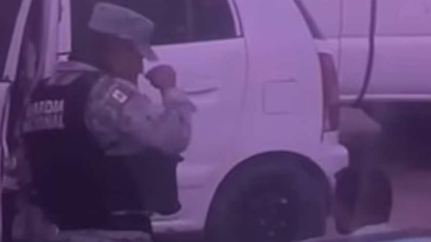 Video: Cachan a guardias nacionales inhalando sustancias