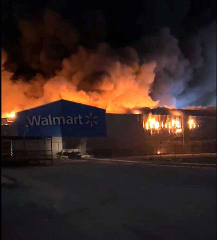 Incendio destruye Walmart de Delicias