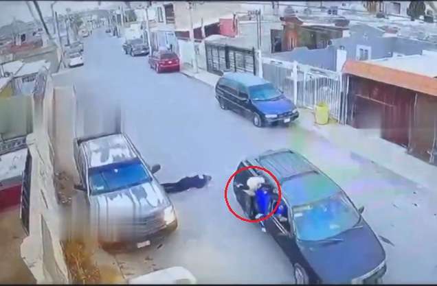 Video: Ejecutan sicarios con peluca al policía bancario 