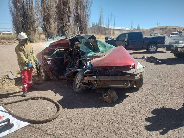 Fallecen 3 al chocar carro y troca en el municipio de Guerrero