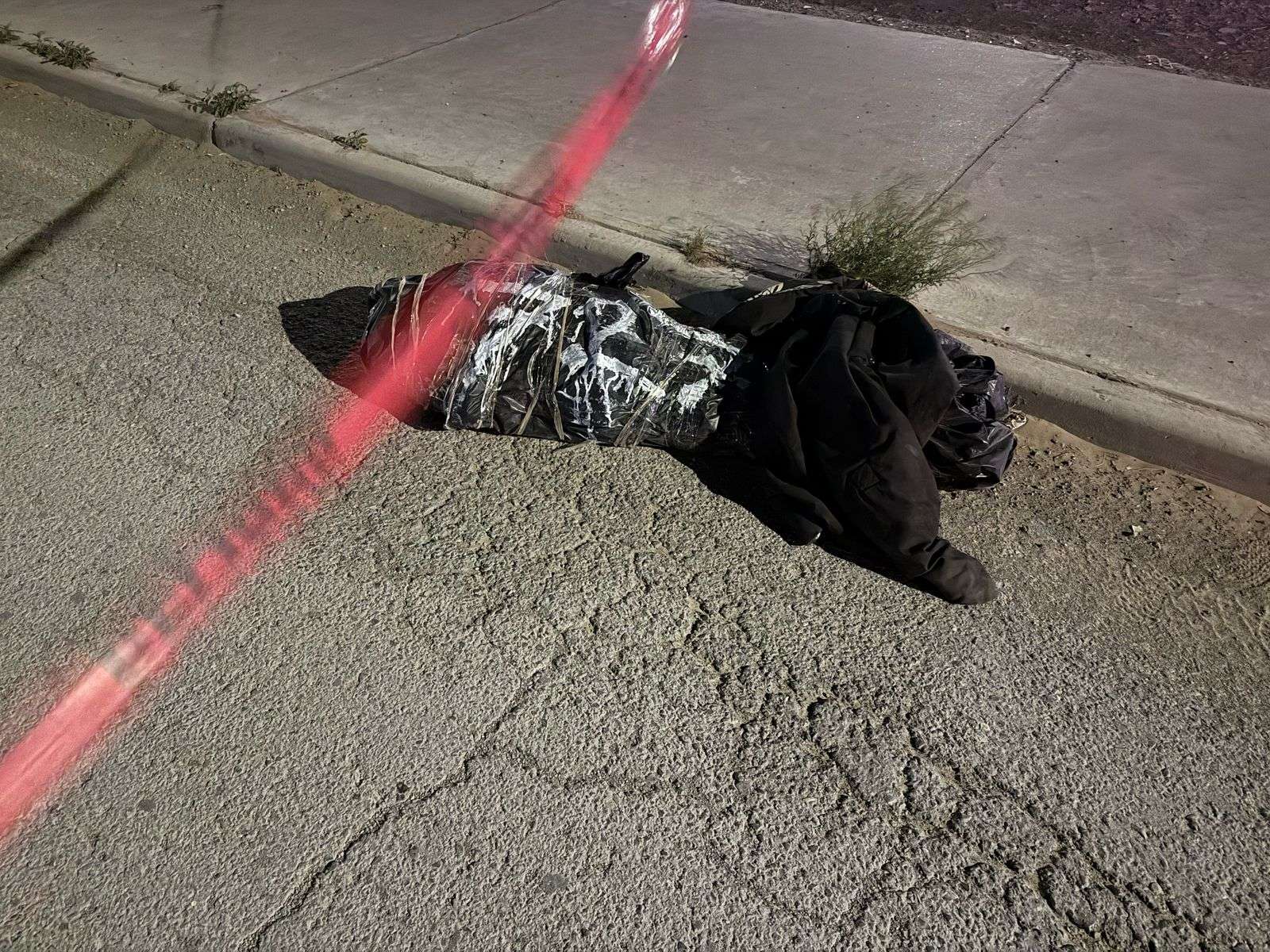 Dejan cuerpo envuelto en plástico en la colonia El Mezquital