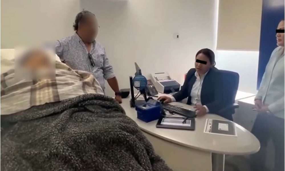 Obliga BBVA a abuela de 96 años a ir en camilla a sucursal