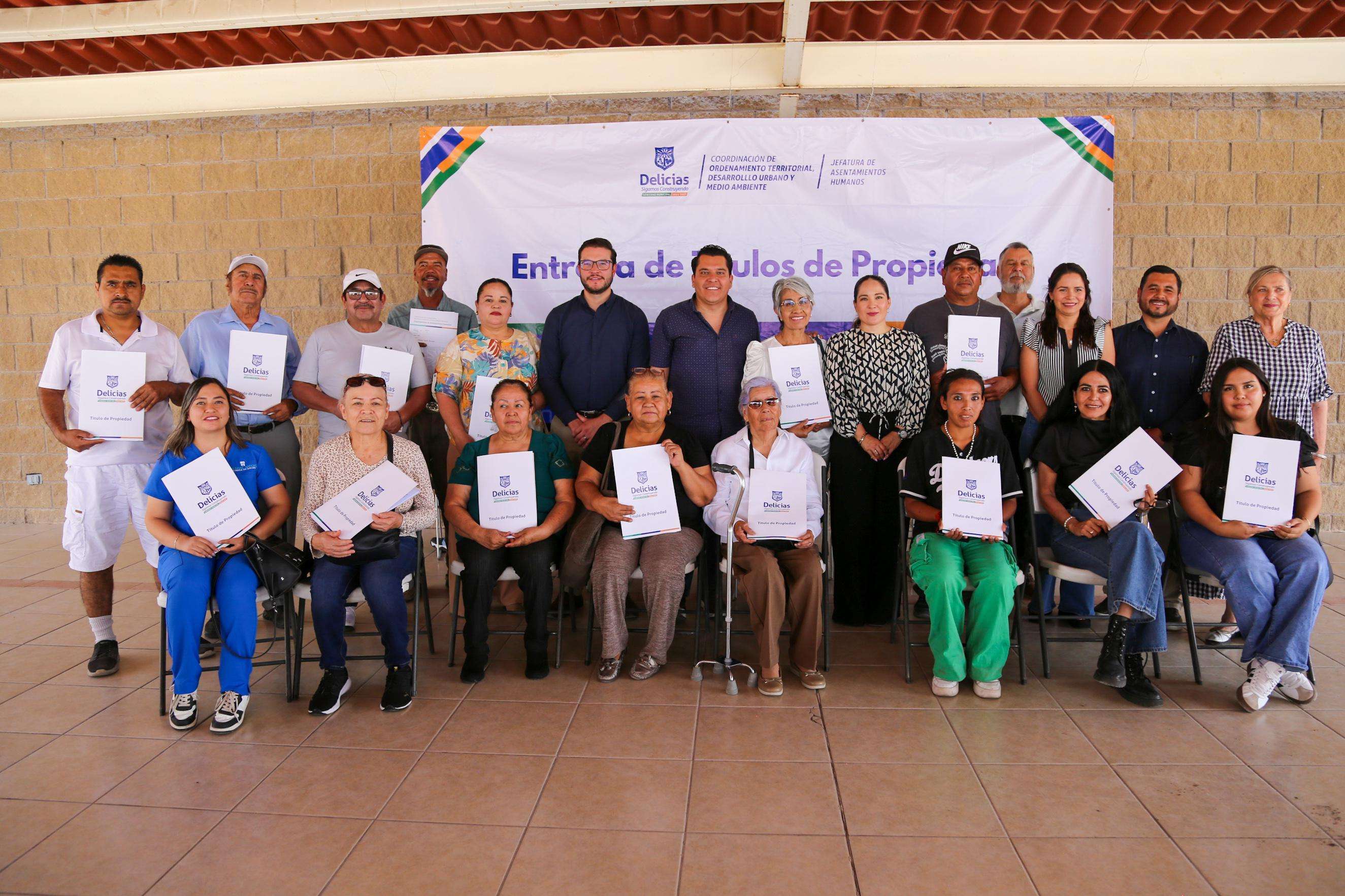 Dan títulos de propiedad a 40 familias en Delicias