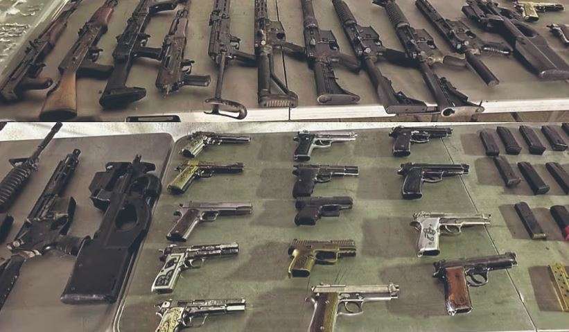 Aseguran al menos 11 armas largas y pistolas doradas en penal de Sinaloa
