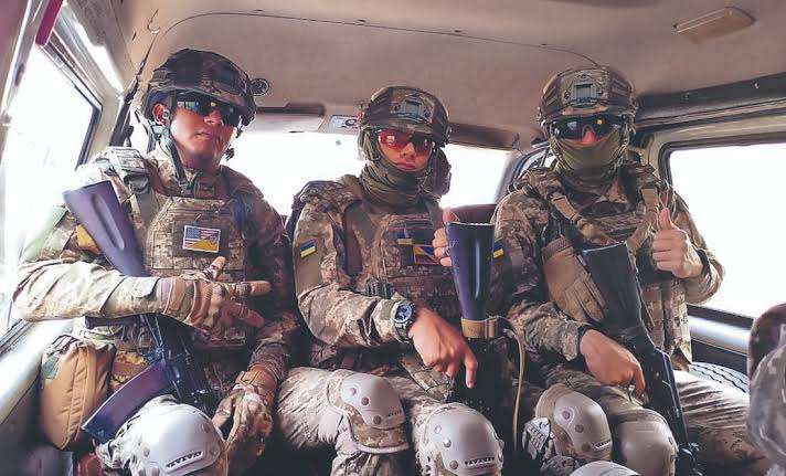 Se unen expolicías federales a guerra en Ucrania como mercenarios
