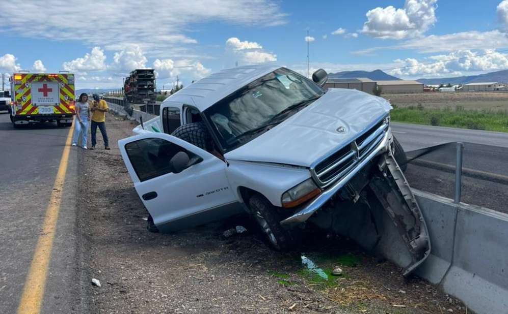 Chocan su pick up en carretera de Cuauhtémoc