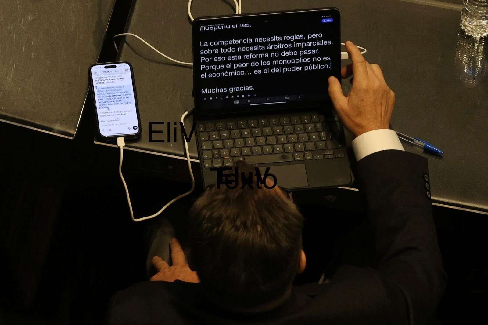 Captan a Mario Vázquez usando ChatGPT para redactar discurso