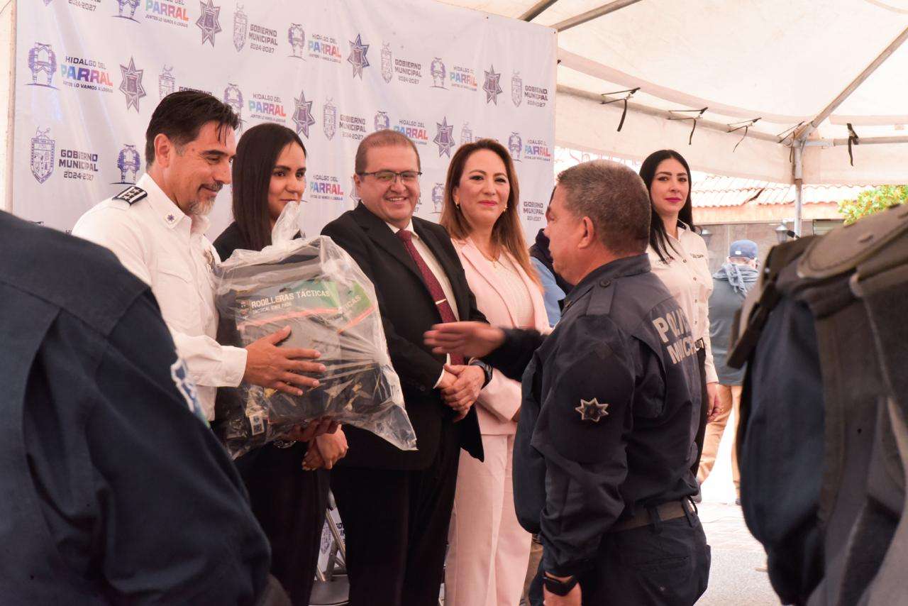 Entregan equipo policiaco y patrulla nueva en Parral
