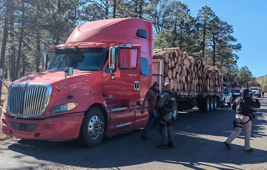 Aseguran tráiler cargado de madera en Guachochi