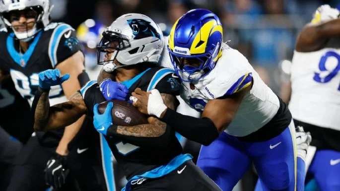 Vencen los Rams 34-31 a los Panthers en la ronda de comodines