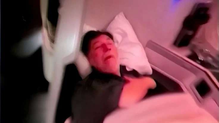 Captan a Fernández Noroña durmiendo en primera clase