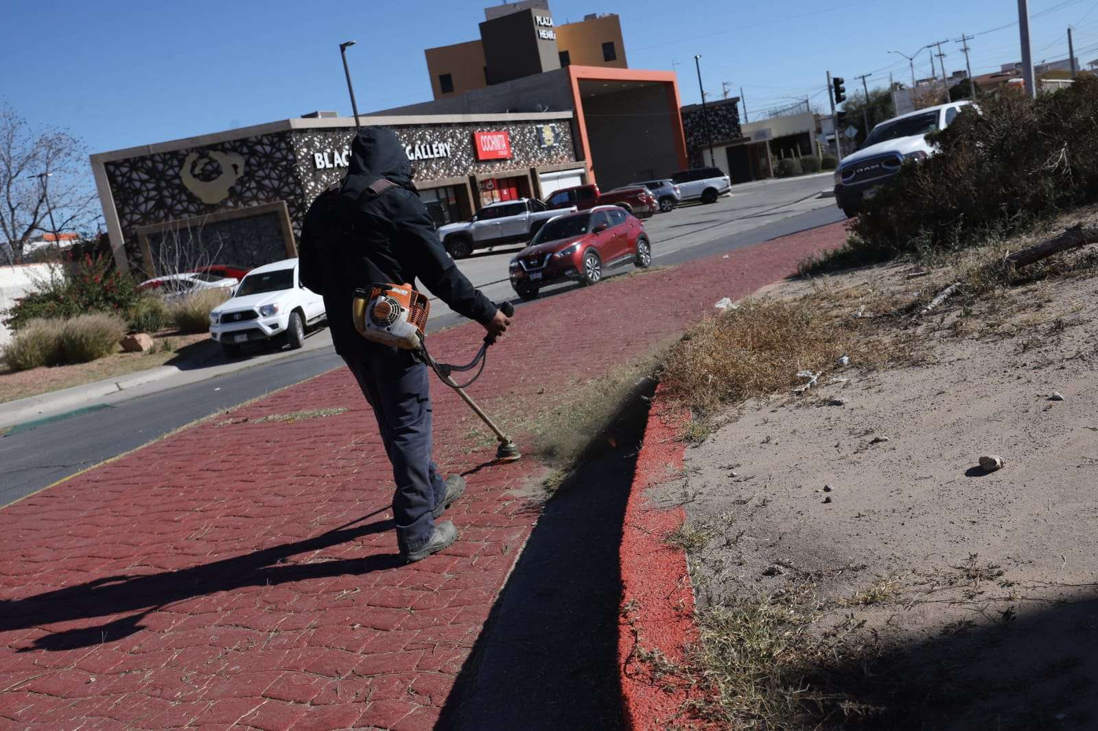 Dan mantenimiento a monumento de la Cruz Roja 