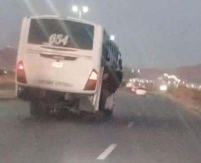 Circula camión de Punta Oriente a exceso de velocidad y con sobrecupo

