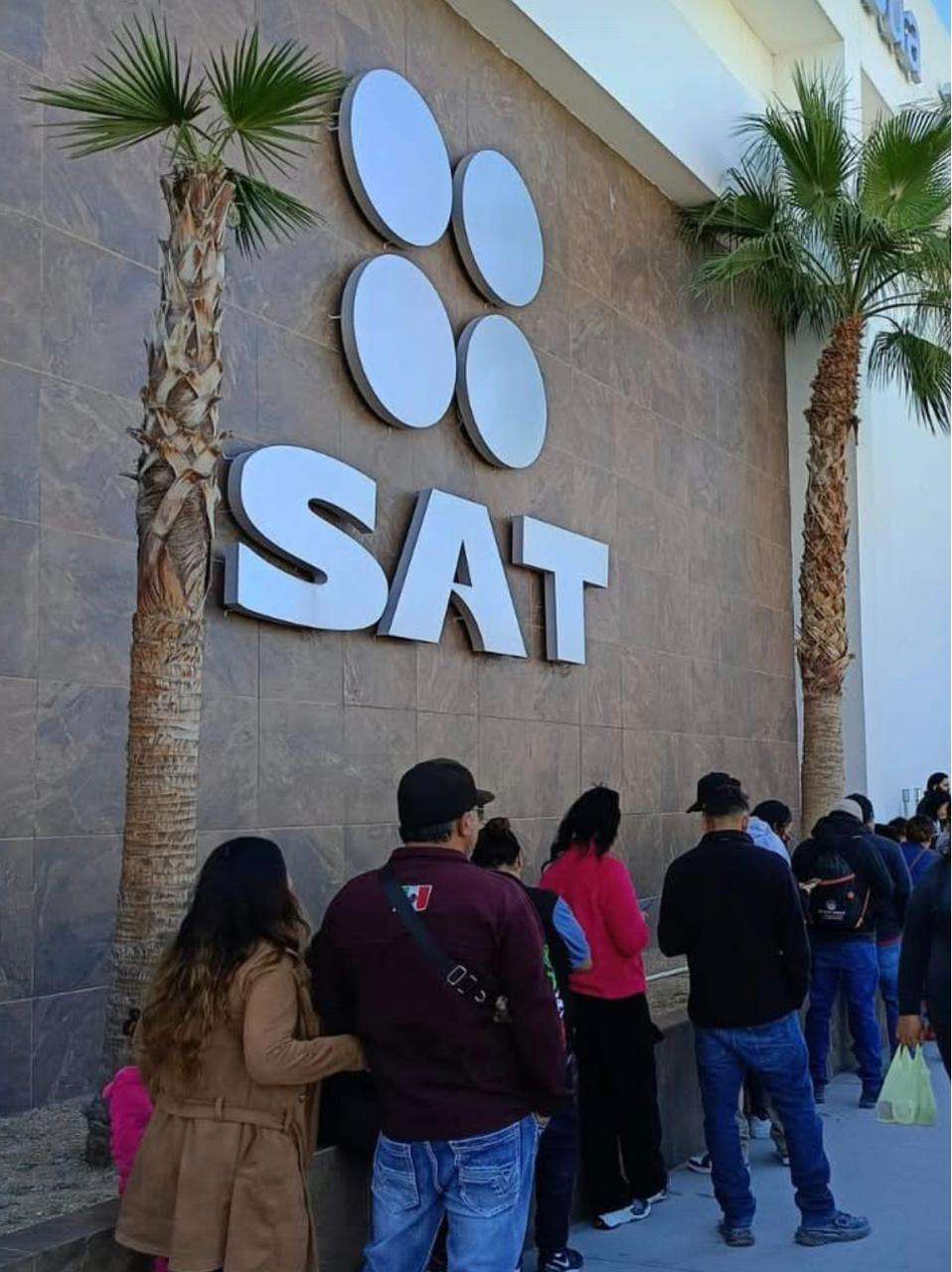 Saturan oficinas del SAT por constancias fiscales