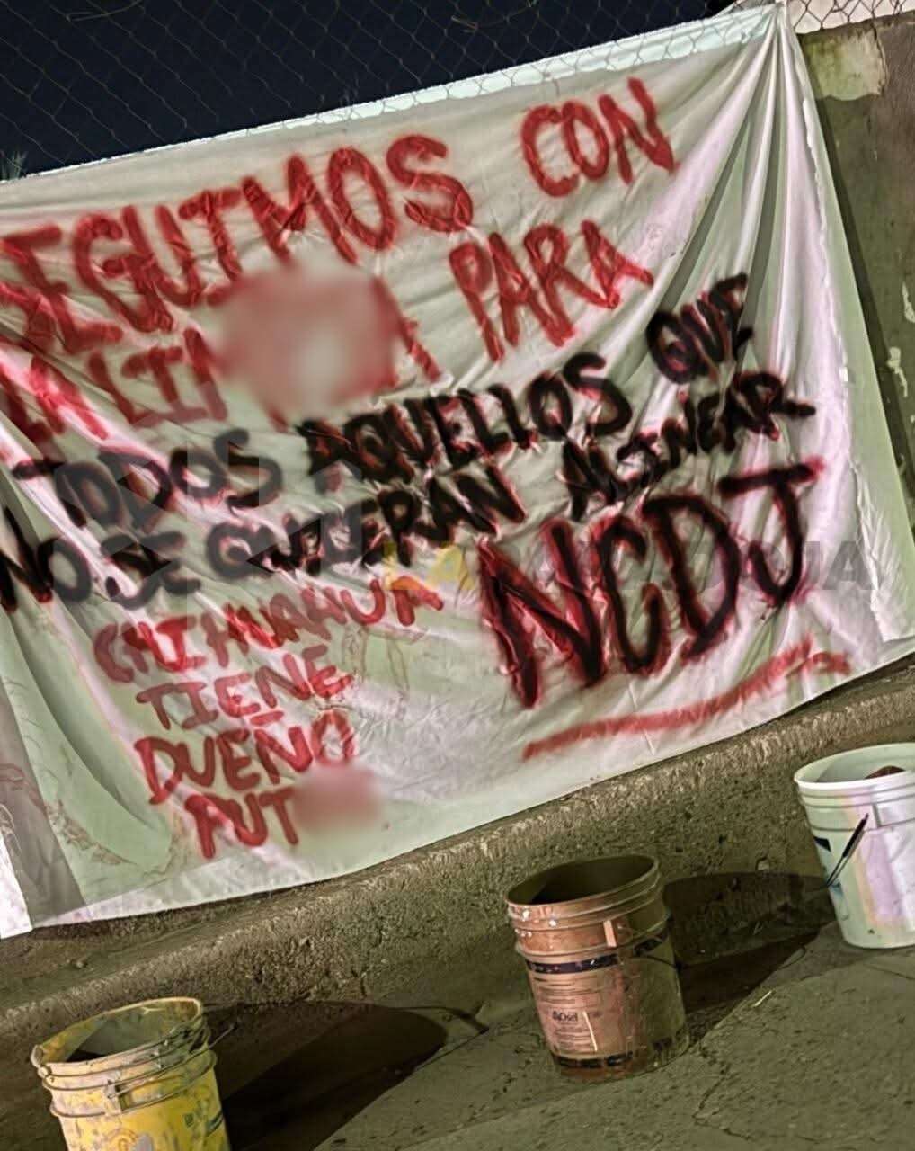 Dejan narcomanta y restos de animales en panteón San José