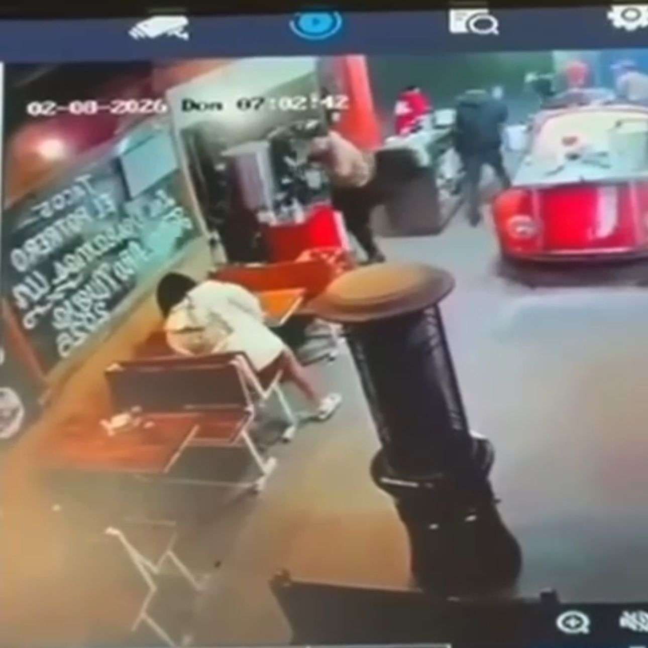 Filtran video de la privación de la libertad de un hombre en taquería de Valle del Sol