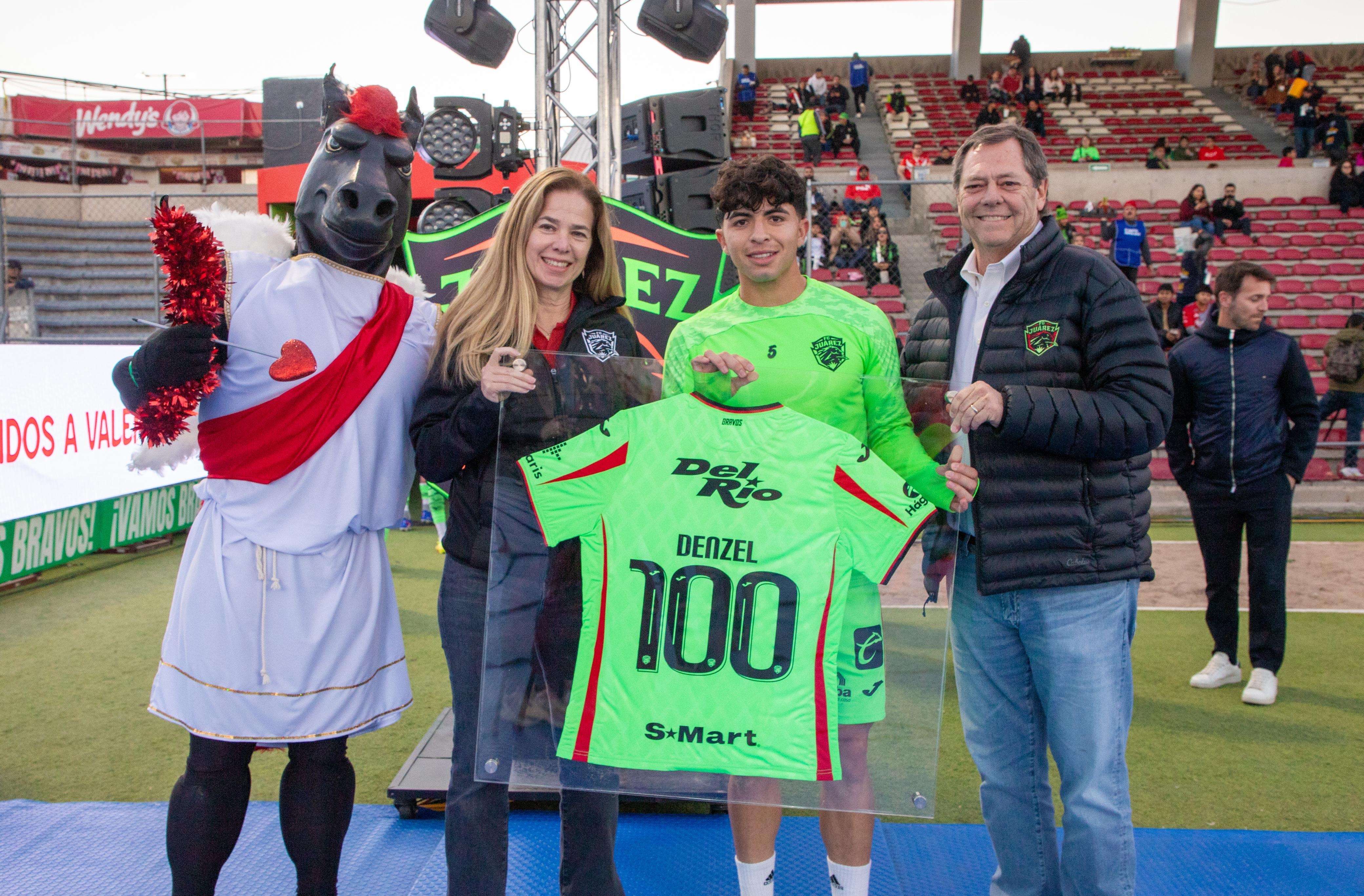 Recibe reconocimiento Denzell García por sus 100 partidos con Bravos