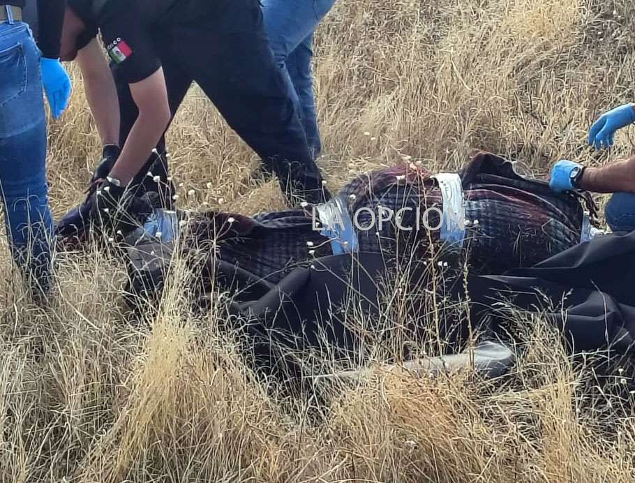 Encuentran un encobijado en la carretera a Juárez