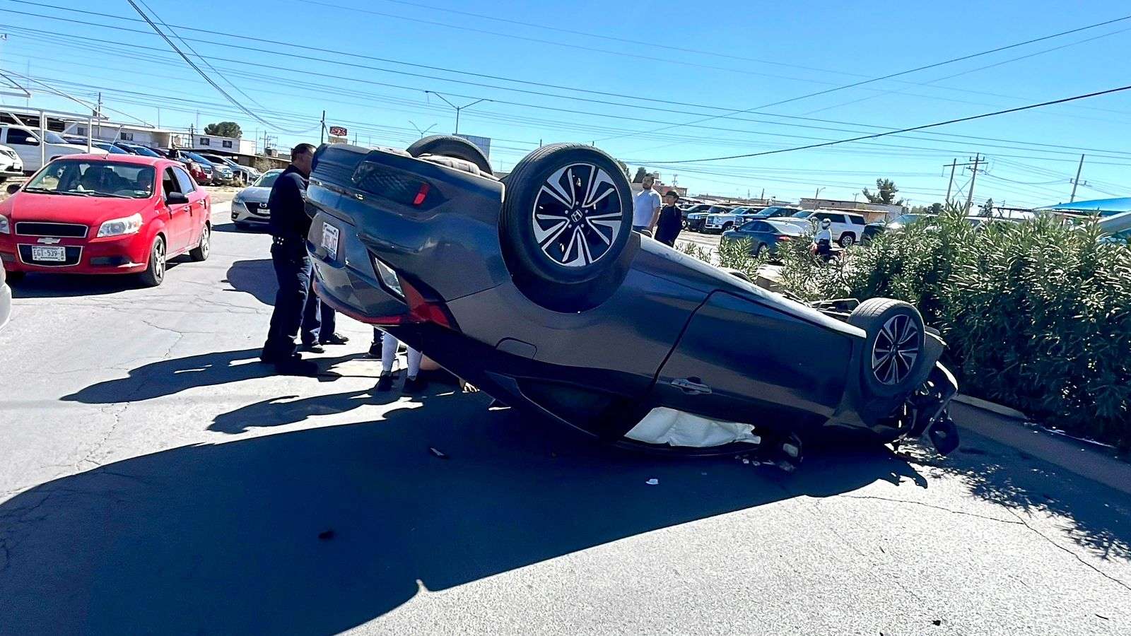 Vuelca luego de chocar su auto en avenida Los Portales
