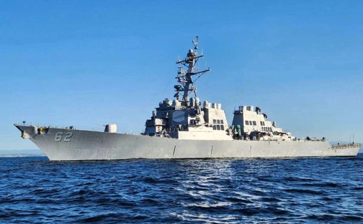 Escoltará EU buques en el estrecho de Ormuz: Trump

