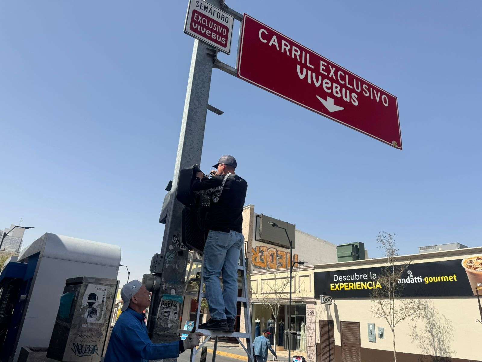 Reinstalan cronómetros peatonales en el cruce de avenida Juárez