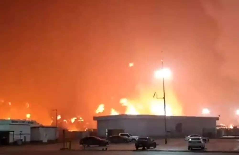 Deja cinco muertos incendio en Refinería Dos Bocas 