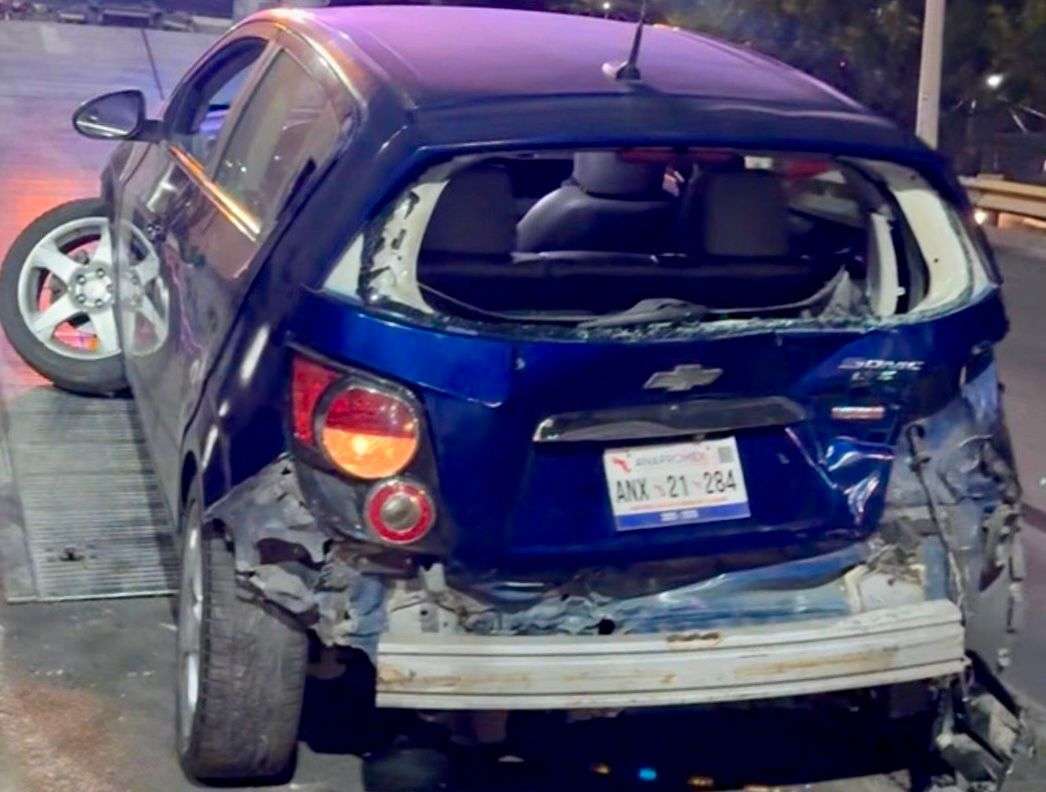 Provoca trailero volcadura e intenta huir