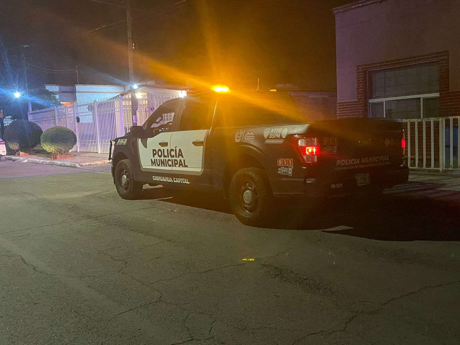 Hallan dos cuerpos calcinados en vehículo incendiado 