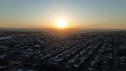 Domingo con cielo parcialmente nublado y altas temperaturas