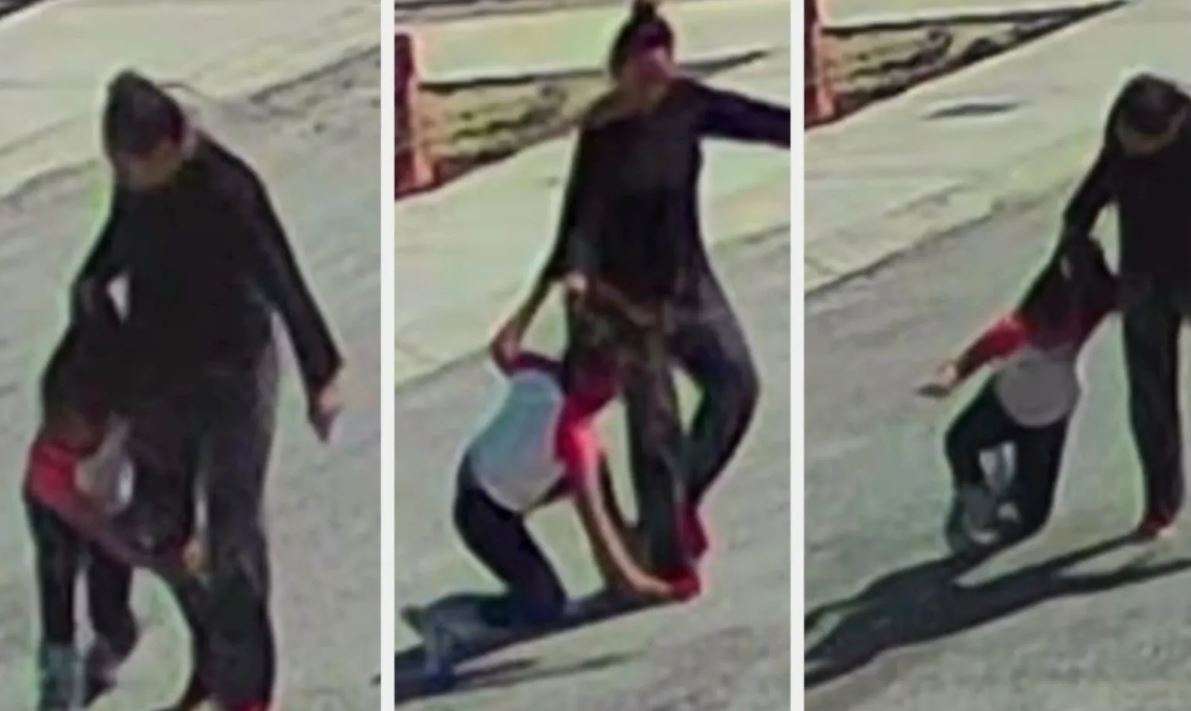 VIDEO//Violenta madre a sus dos hijas 