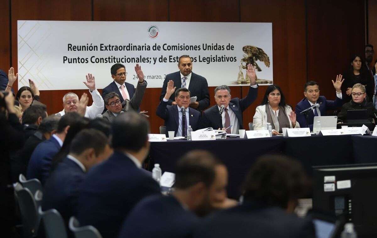 Aprueban Comisiones del Senado plan B electoral
