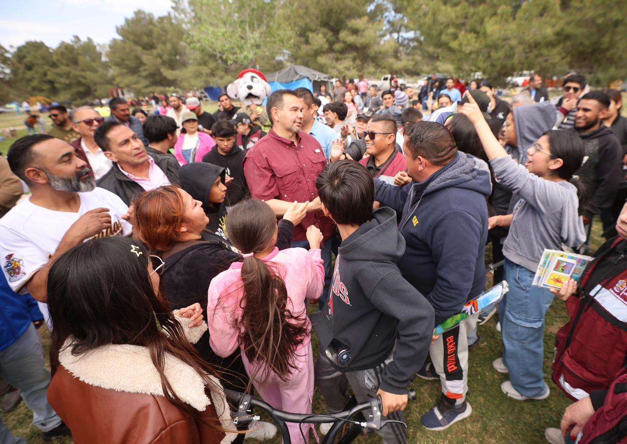 Convive alcalde con familias juarenses en El Chamizal