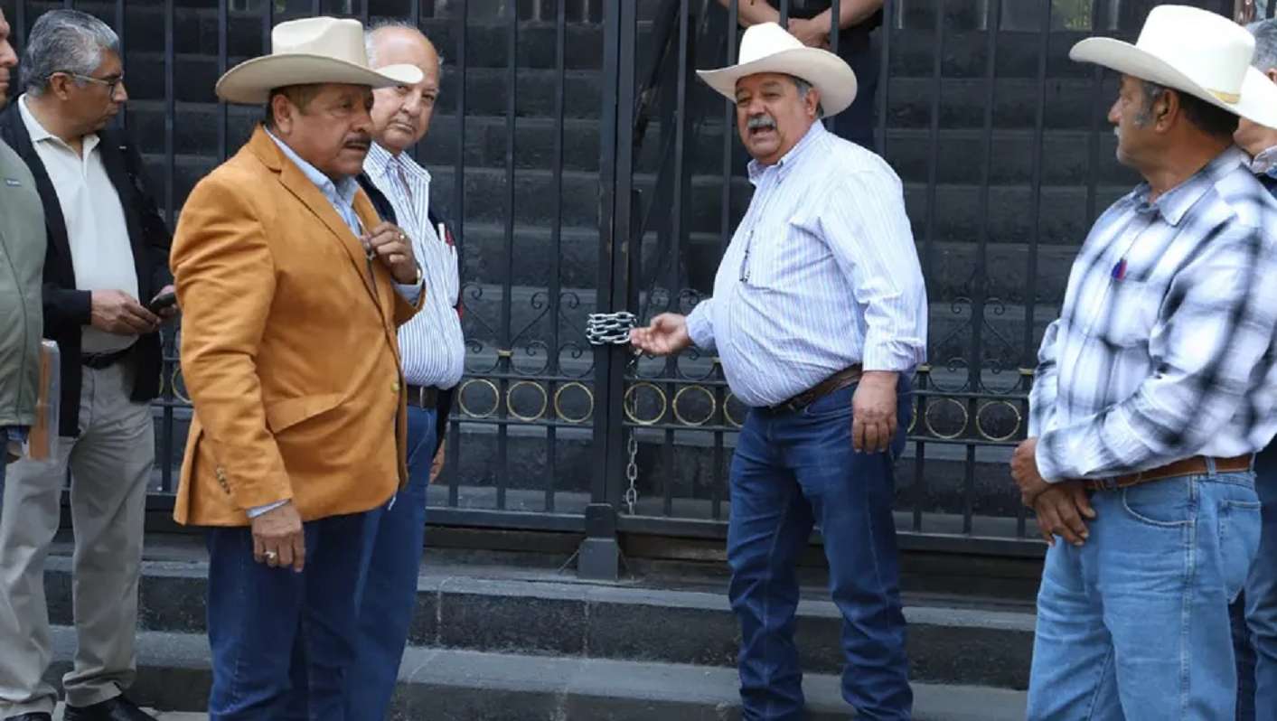 Rompen diálogo transportistas y productores con Segob