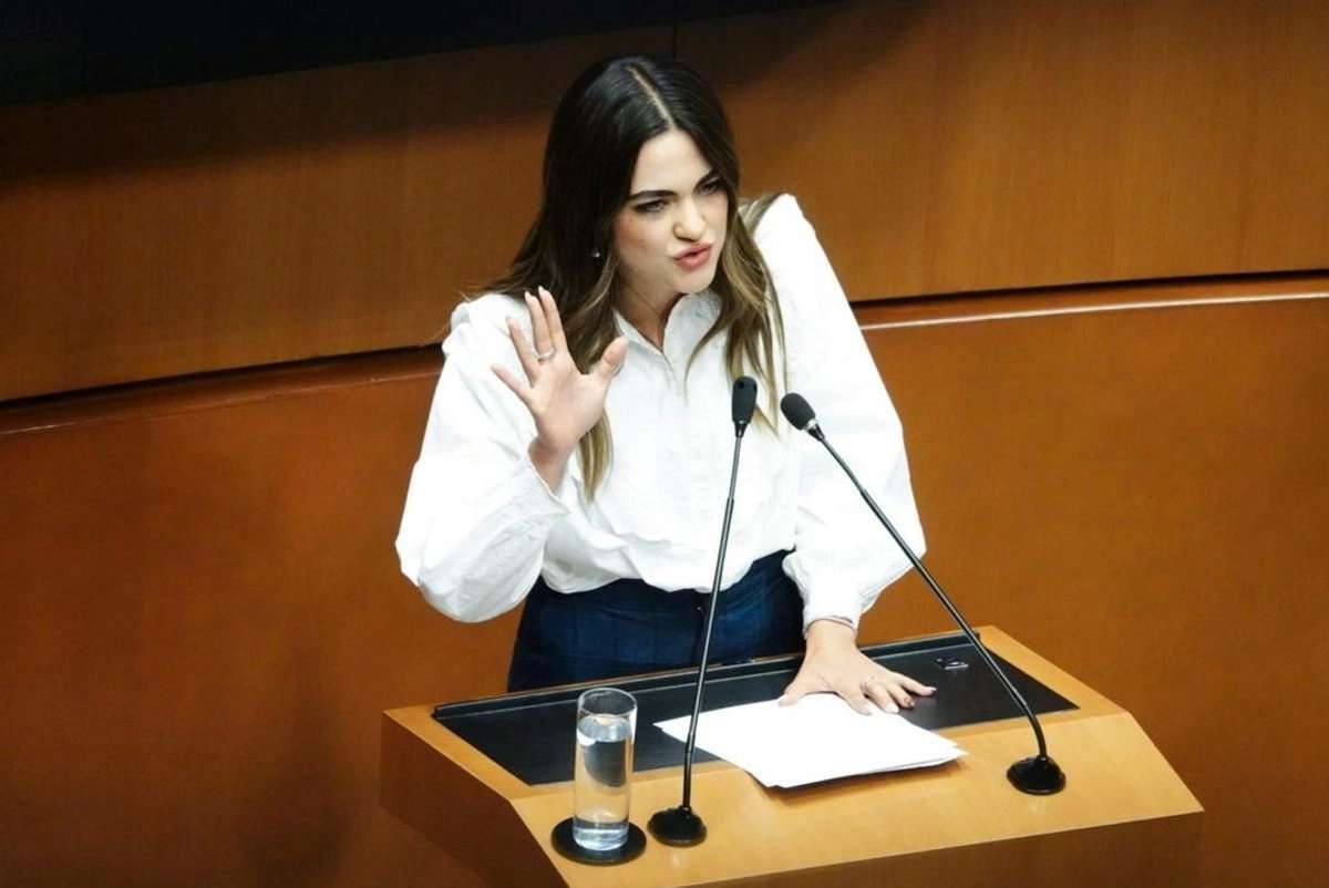Se acelera Andrea Chávez y pide licencia en el Senado