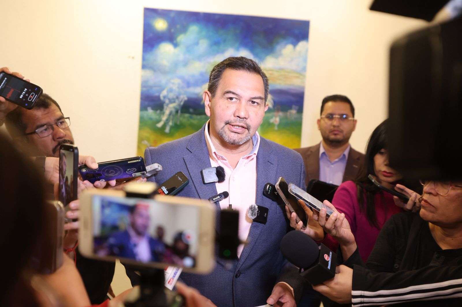 Pide alcalde piso parejo entre aspirantes de Morena 