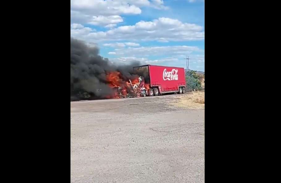 Incendia grupo armado camión de Coca-Cola en Gran Morelos