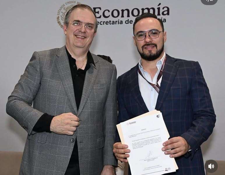 Renuncia a Economía Héctor Ochoa; va por candidatura